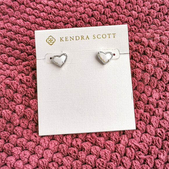 Kendra Scott Ivory Mother-Of-Pearl Ari Heart Silver Stud Earrings NEW WITH POUCH - Picture 1 of 3